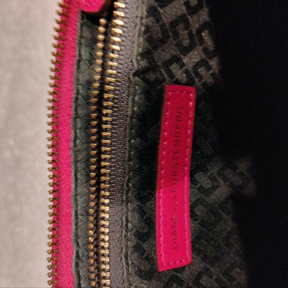 Diane Von Furstenberg Wallet. - Picture 7 of 10